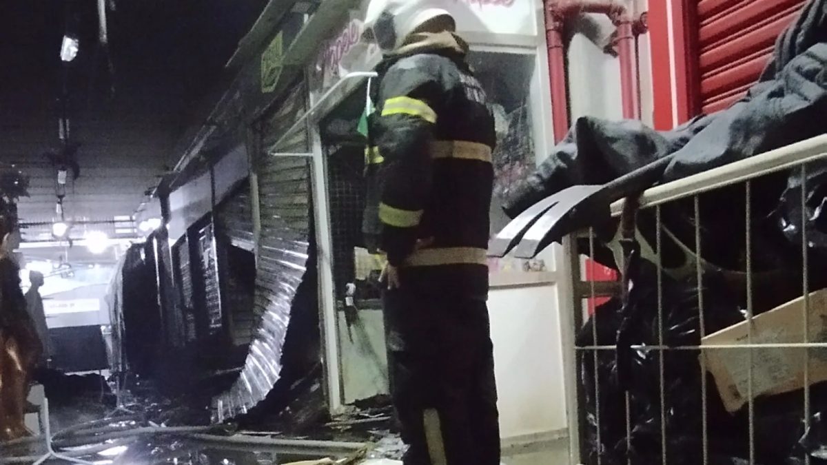 Incêndio atinge cinco boxes em centro comercial em Fortaleza