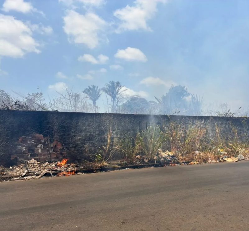 Incêndio atinge terreno e fumaça se espalha por avenida no bairro Turu, em São Luís