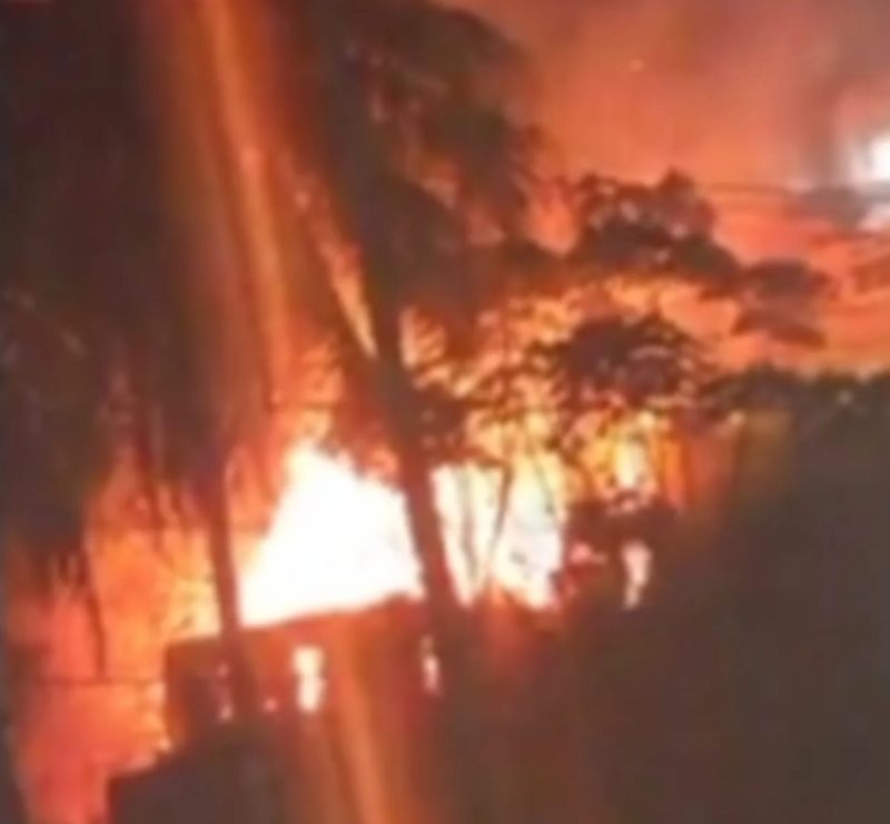 Incêndio atinge vegetação e assusta moradores na Ladeira da Moenda, em Maceió