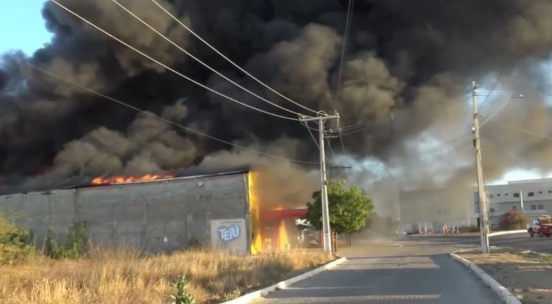 Incêndio de grandes proporções destrói galpão de loja de variedades no Centro Norte baiano