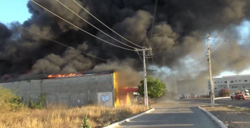 Incêndio de grandes proporções destrói galpão de loja de variedades no Centro Norte baiano