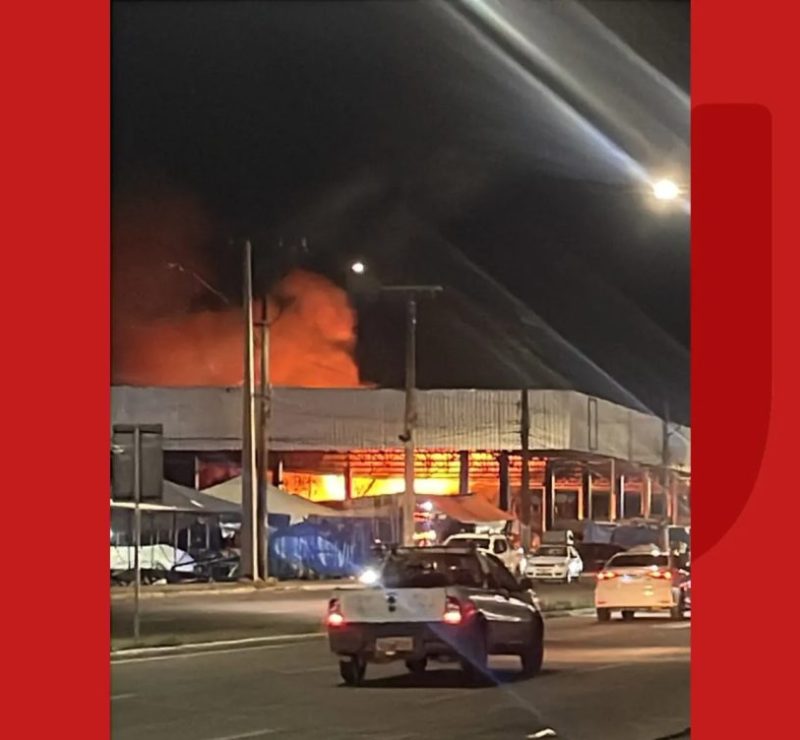 Incêndio destrói barracas na feirinha da Estação Nova, em Feira de Santana