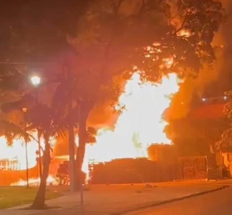 Incêndio destrói loja de paletes e deixa maternidade sem energia no Recife; VÍDEO