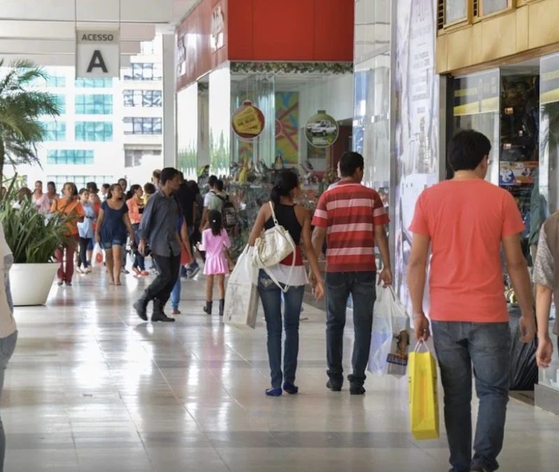 Intenção de consumo das famílias cai 0,8% em outubro, diz CNC