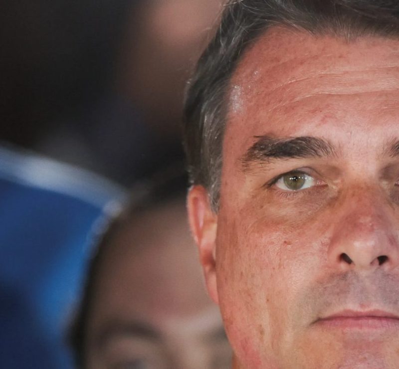 Investigações que miram Flávio Bolsonaro podem permanecer no STF mesmo após perda do foro privilegiado; entenda