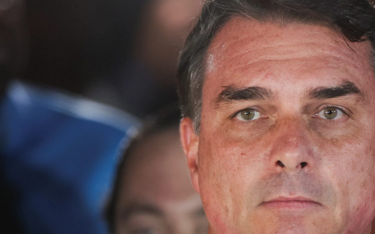 Investigações que miram Flávio Bolsonaro podem permanecer no STF mesmo após perda do foro privilegiado; entenda