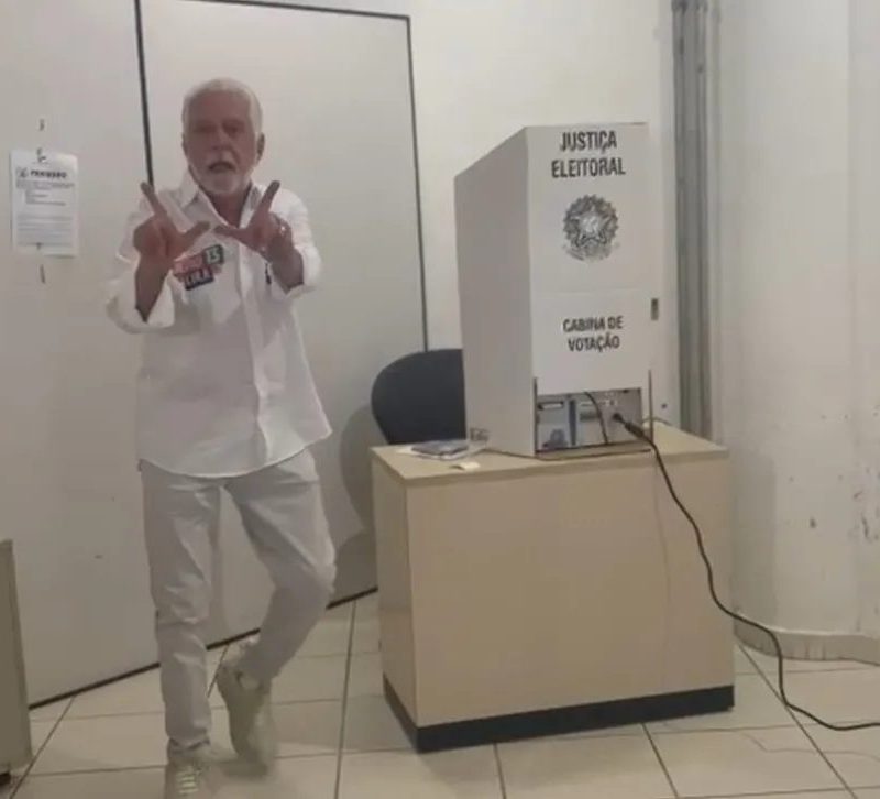 Jaques Wagner (PT) vota em Salvador
