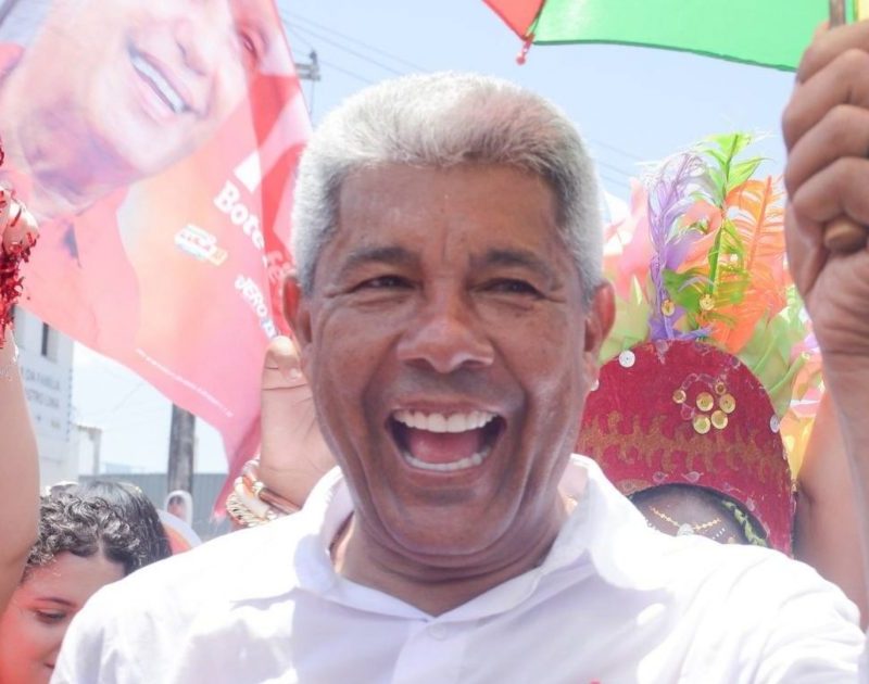 Jerônimo nega uso da política para negócios durante caminhada em Salvador