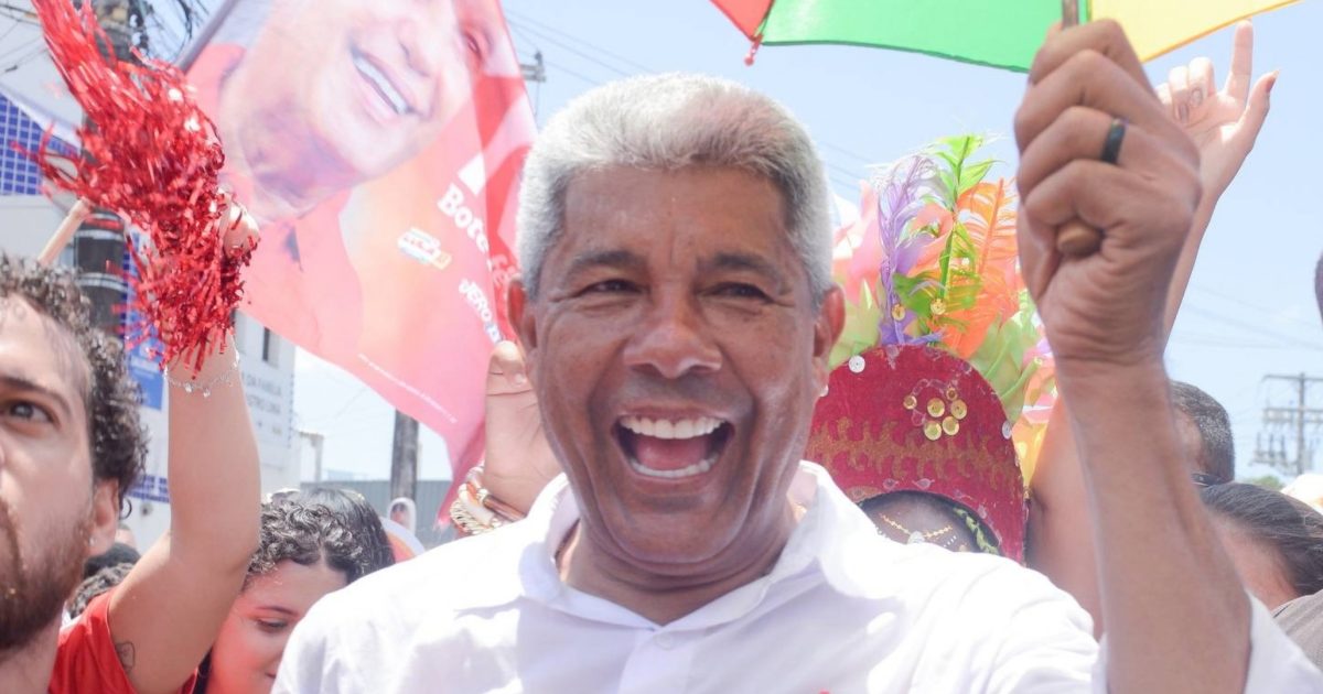 Jerônimo nega uso da política para negócios durante caminhada em Salvador