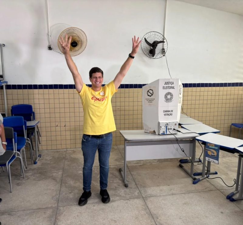João Campos (PSB) vota em escola na Zona Norte do Recife