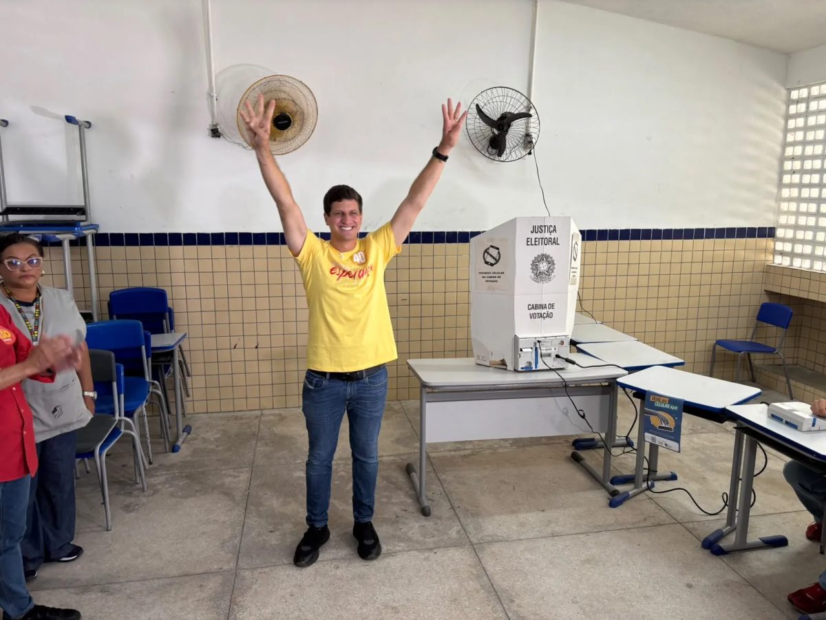 João Campos (PSB) vota em escola na Zona Norte do Recife
