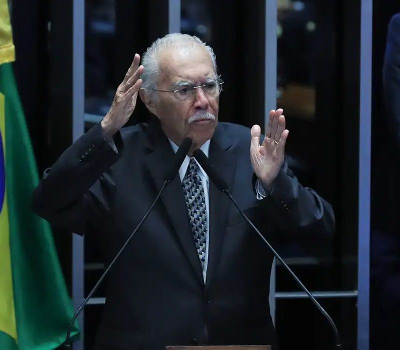 José Sarney é internado em UTI após procedimento abdominal