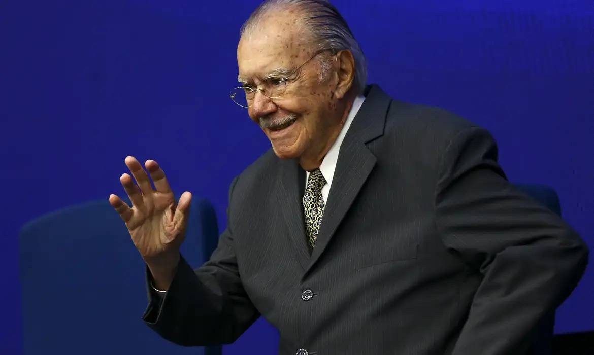 José Sarney recebe alta após nove dias internado em São Luís