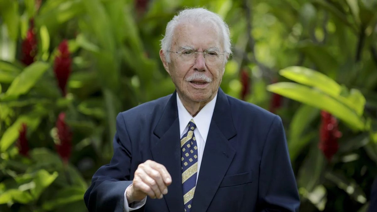 José Sarney teve obstrução intestinal e foi operado em São Luís