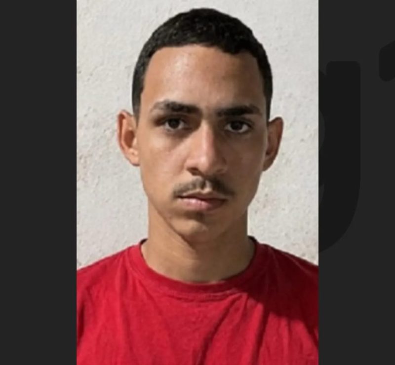 Jovem de 18 anos é morto a tiros dentro de casa na Bahia; pai da vítima foi rendido na sala do imóvel