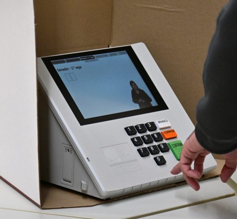 Jovens intensificam mobilização para conquistar votos para Lula e Flávio no segundo turno