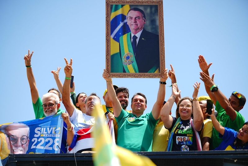 Justiça determina adiamento da entrega do Título de Cidadão de Salvador à Flávio Bolsonaro para depois do 2° turno