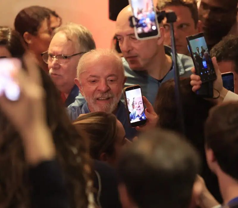 Lula agradece votos e diz que teve de vencer intromissão vinda de fora