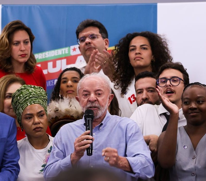 Lula cobra Flávio Bolsonaro sobre apoio ao fim da escala 6×1