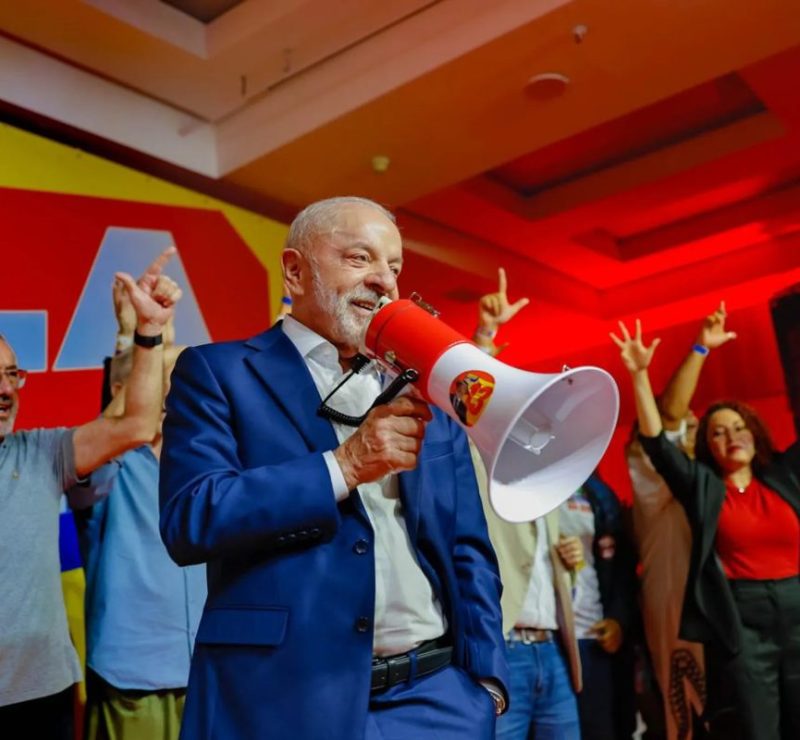 Lula diz ser o único candidato ‘antissistema’ e que carrega nas costas ‘promiscuidade’ no STF