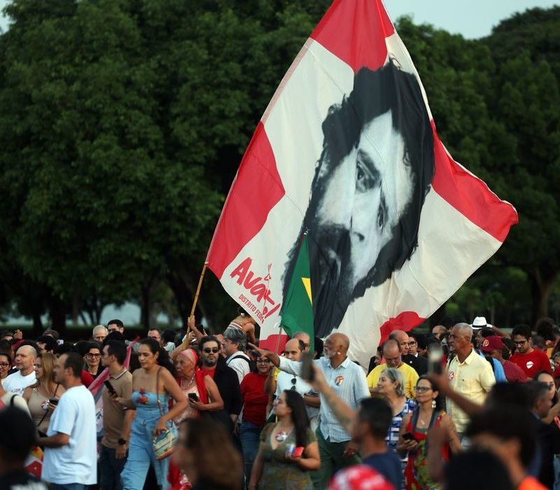 Lula e eleitores idosos se emocionam em “festa de aniversário”