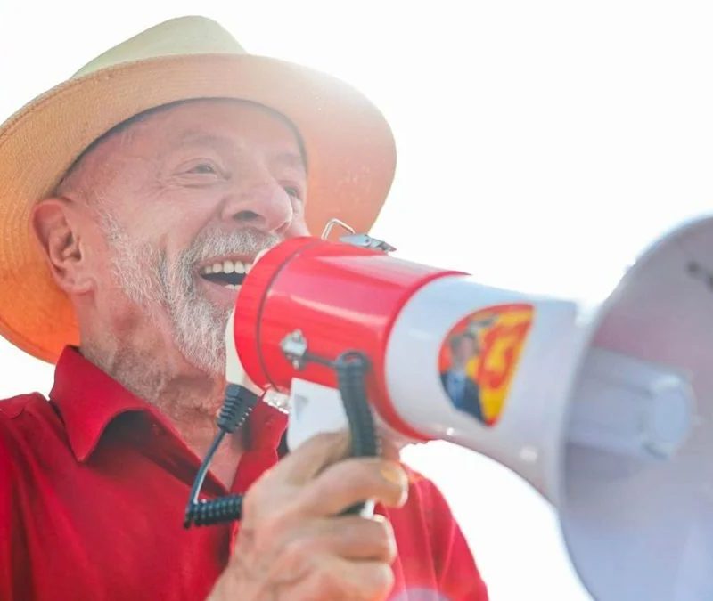 Lula ultrapassa Flávio em popularidade digital após 1º turno
