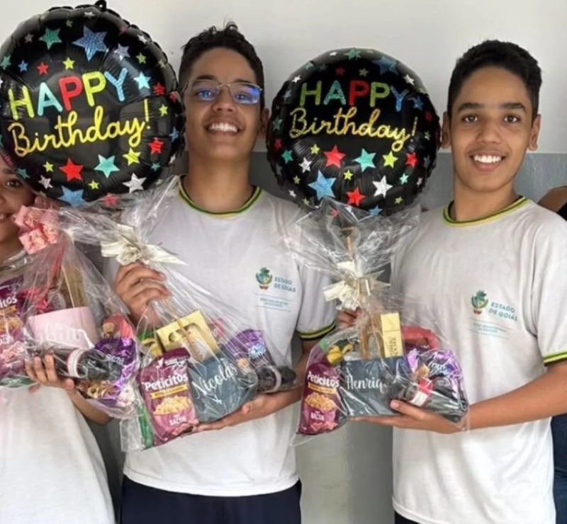 Mãe de trigêmeos emociona com homenagens para filhos no aniversário de 15 anos, em Goiânia; vídeo