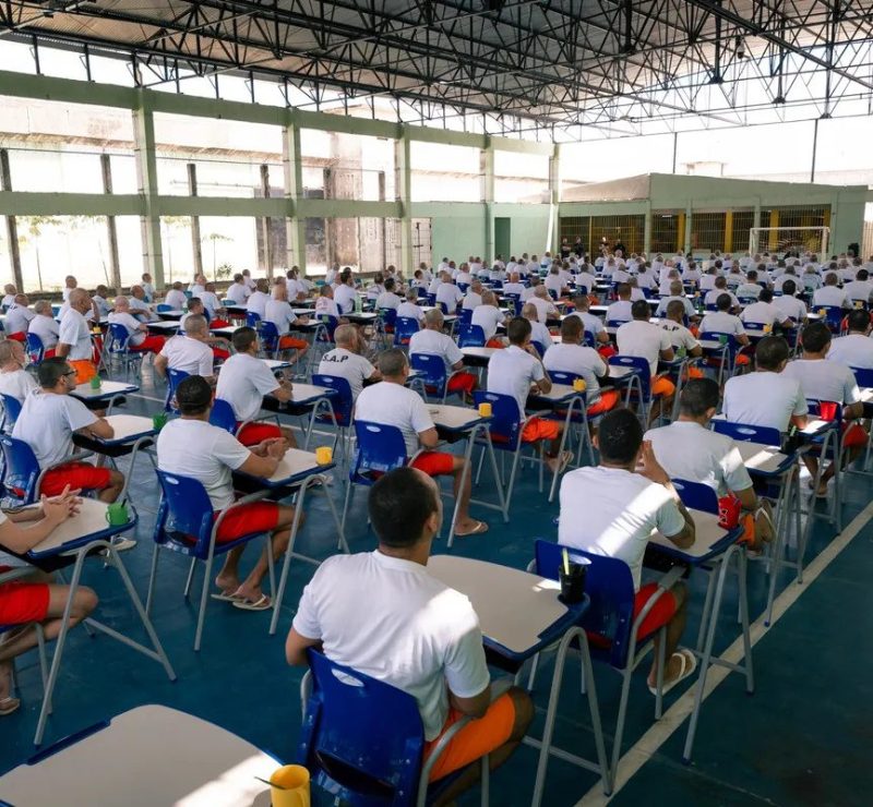 Mais de 13 mil presos fazem provas para obter certificados dos ensinos Fundamental e Médio no Ceará