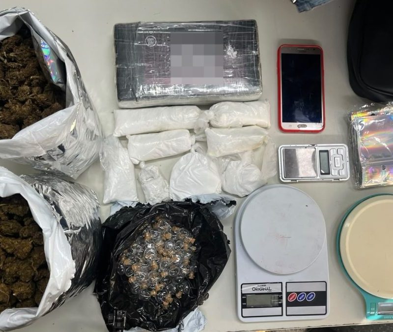 Mais de 2,7 kg de drogas e 75 frascos de lança-perfume são apreendidos pela PM no bairro de Brotas, em Salvador