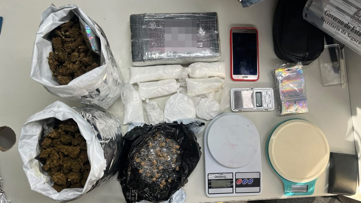 Mais de 2,7 kg de drogas e 75 frascos de lança-perfume são apreendidos pela PM no bairro de Brotas, em Salvador