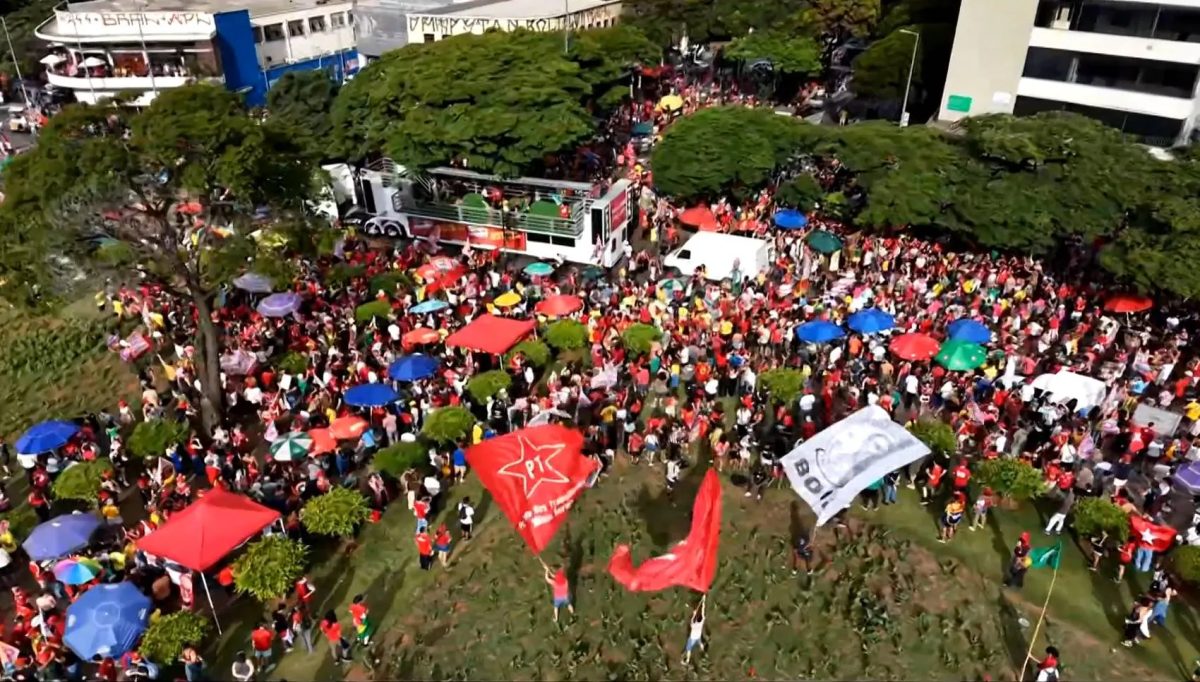 Manifestantes fazem ato pró-Lula no Centro de Belo Horizonte