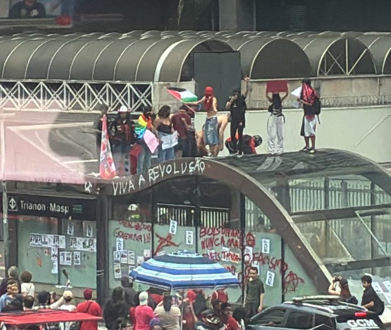 Manifestantes picham e quebram estações de metrô após ato pró-Lula
