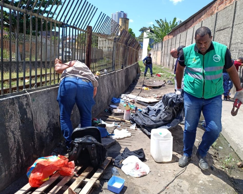 Maricas, armas brancas e outros objetos são retirados de linha de trem em Maceió