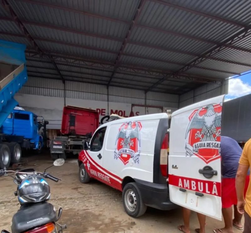 Mecânico fica ferido após caminhão cair sobre ele em oficina na Bahia