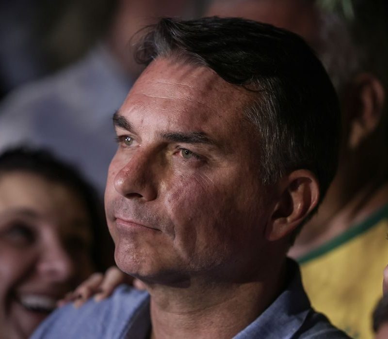 Mendonça multa Flávio por impulsionar post negativo contra Lula