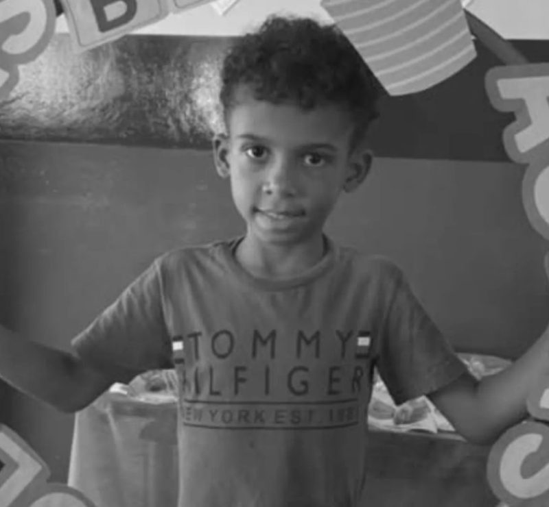Menino de 7 anos morre atropelado por moto enquanto tentava atravessar rodovia correndo, em Goiás