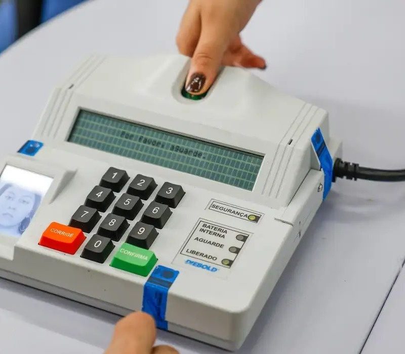 Mesária é presa suspeita de votar no lugar de eleitor em seção eleitoral de Salvador