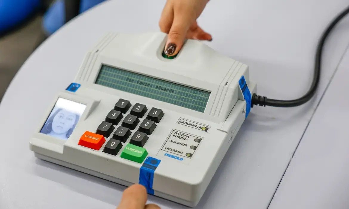 Mesária é presa suspeita de votar no lugar de eleitor em seção eleitoral de Salvador