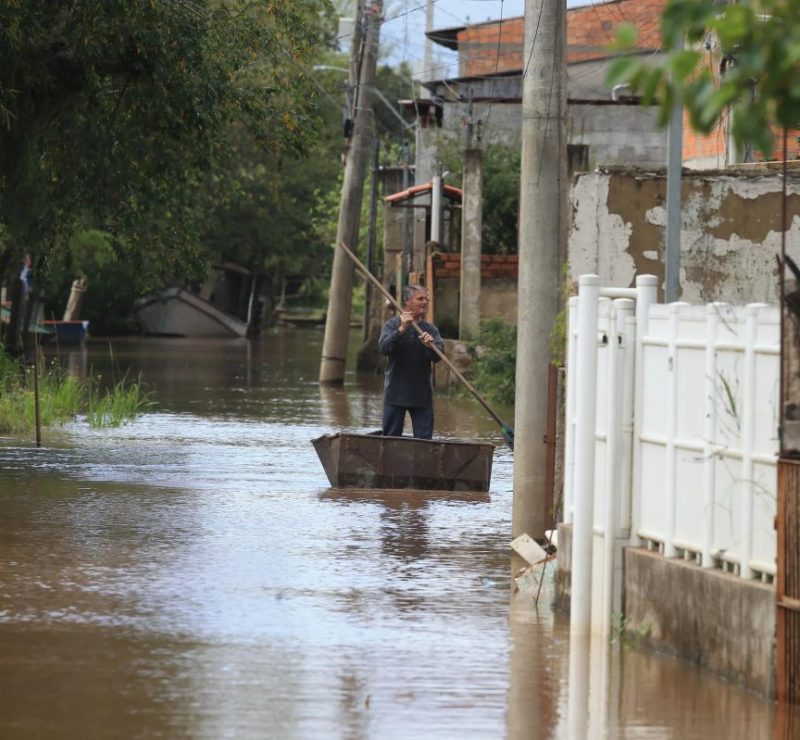 Mesmo sem chuva, Guaíba tem nível elevado, água atinge ilhas de Porto Alegre e prefeitura fecha comportas