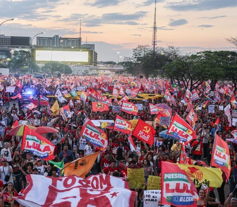 Milhares de estudantes tomam a Esplanada em apoio a Lula