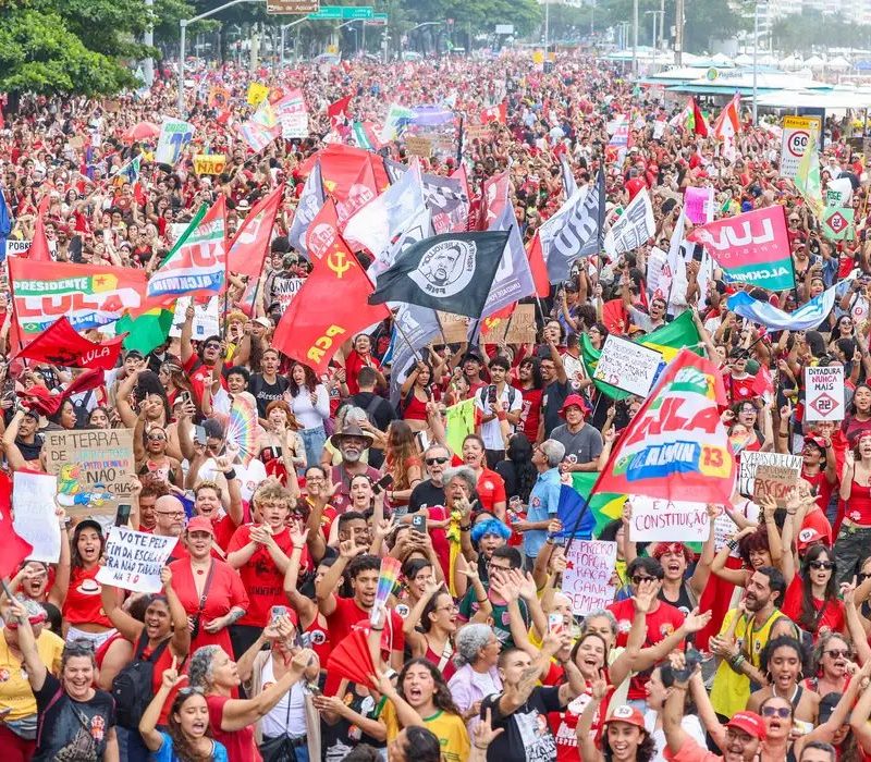 Milhares ocupam Copacabana em ato pela democracia e em apoio a Lula