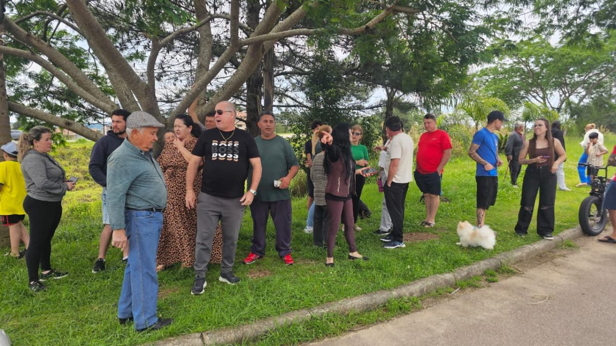 Moradores de Curitiba protestam por falta de água há cinco dias