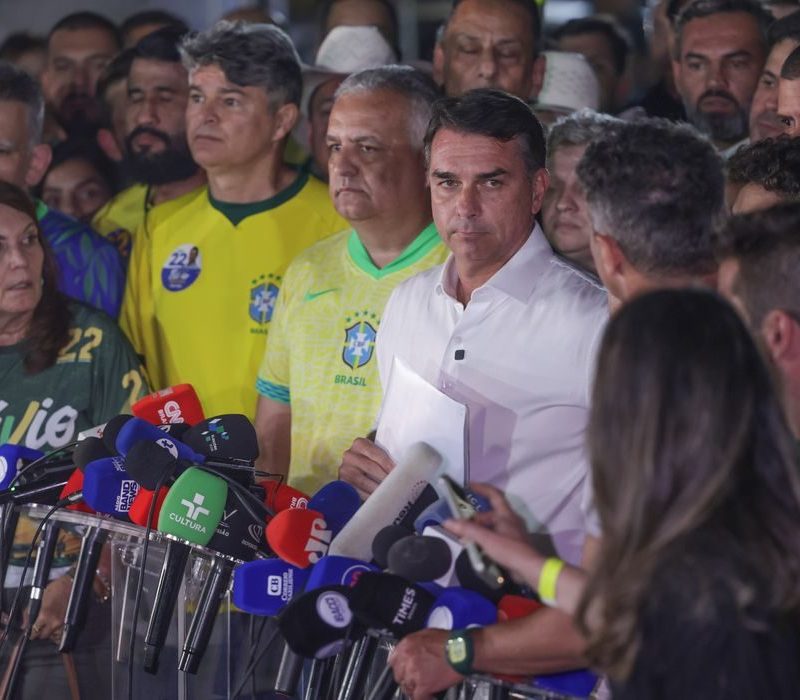 Moraes manda Flávio entregar passaporte e o proíbe de deixar o país