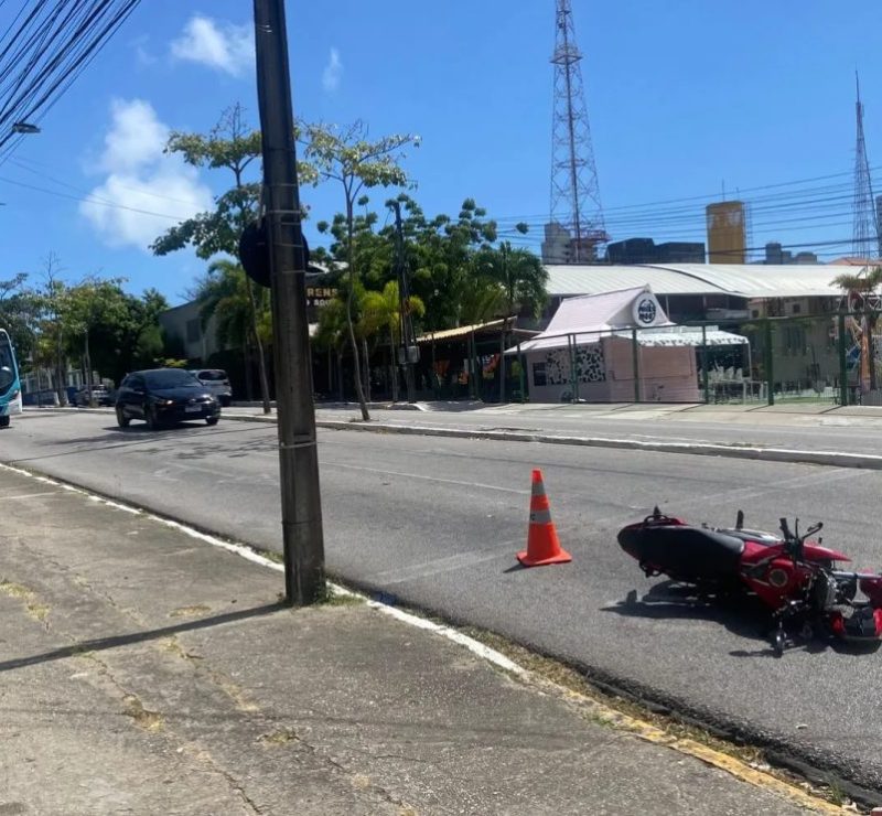 Moto colide com ônibus e motociclista fica ferido em Fortaleza
