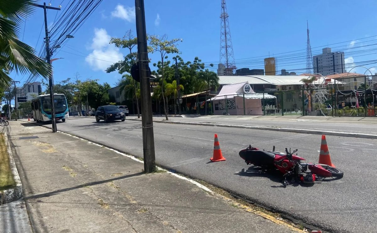 Moto colide com ônibus e motociclista fica ferido em Fortaleza