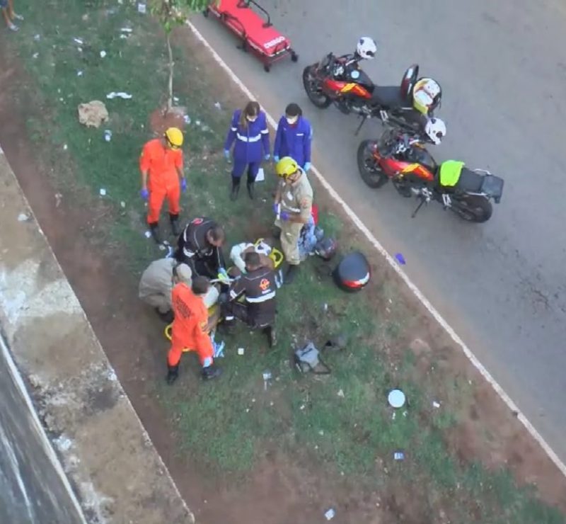 Motociclista é arremessado de viaduto em acidente envolvendo carro e outra moto, em Goiânia