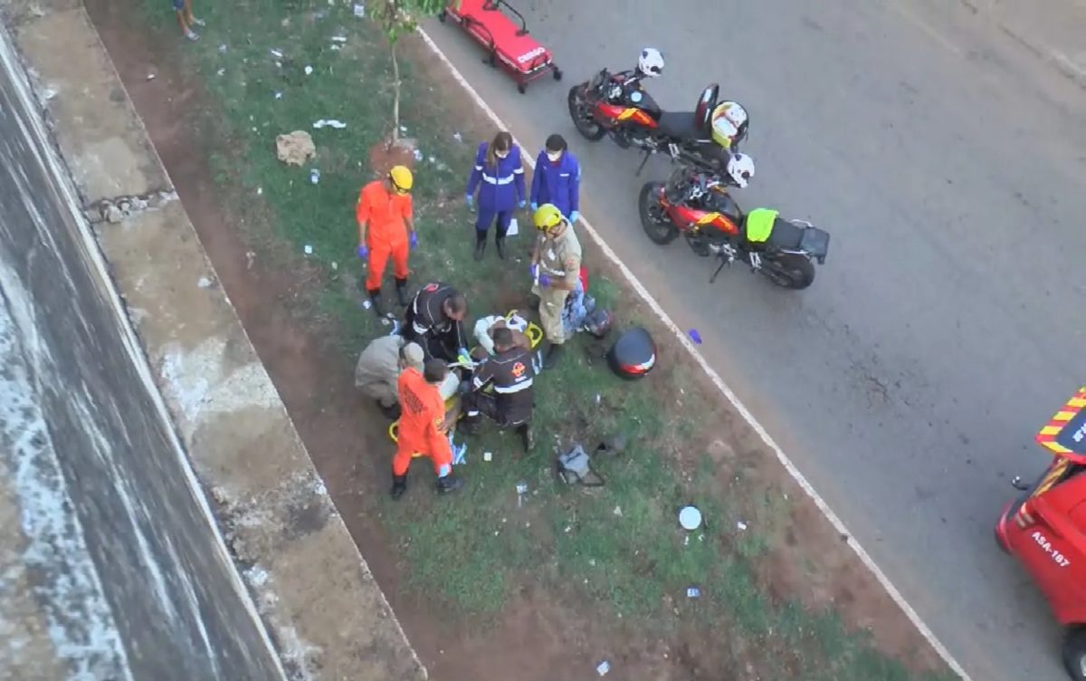 Motociclista é arremessado de viaduto em acidente envolvendo carro e outra moto, em Goiânia
