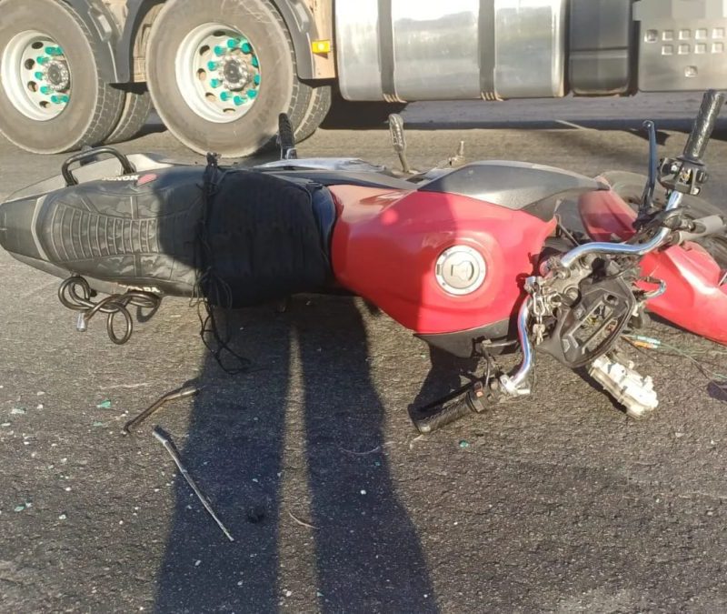 Motociclista morre após bater em carro e ser atropelado por carreta na BR-101, no Recife
