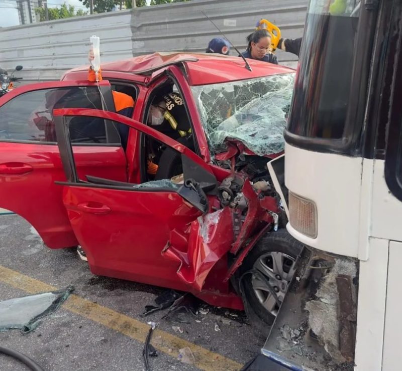 Motorista colide contra ônibus e fica presa às ferragens no Pinheiro, em Maceió