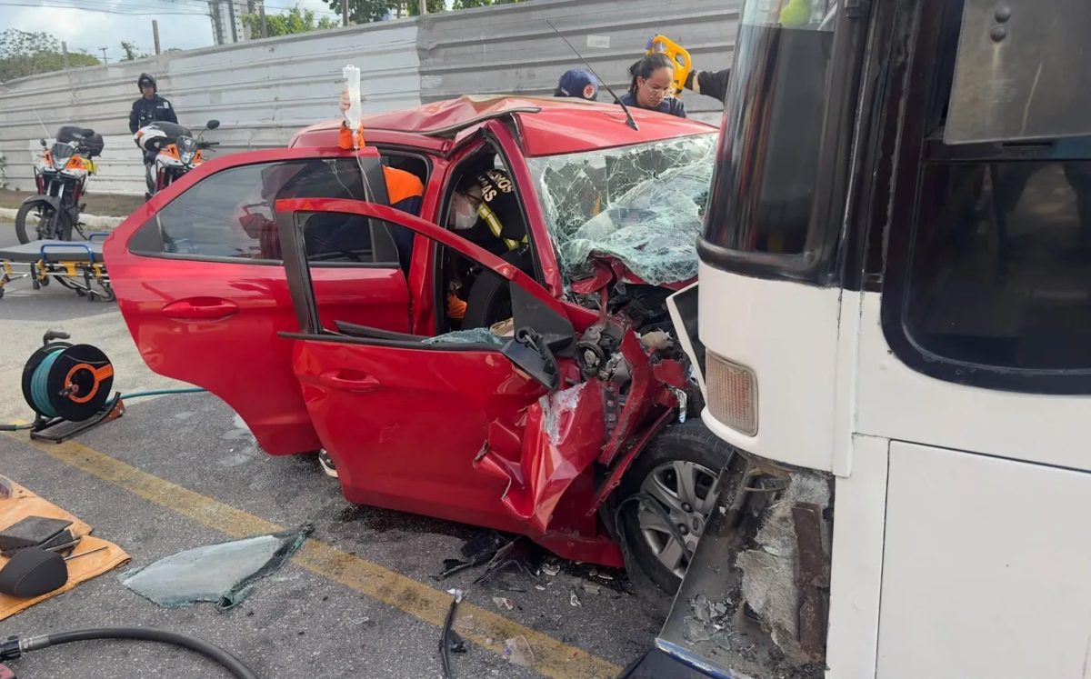 Motorista colide contra ônibus e fica presa às ferragens no Pinheiro, em Maceió